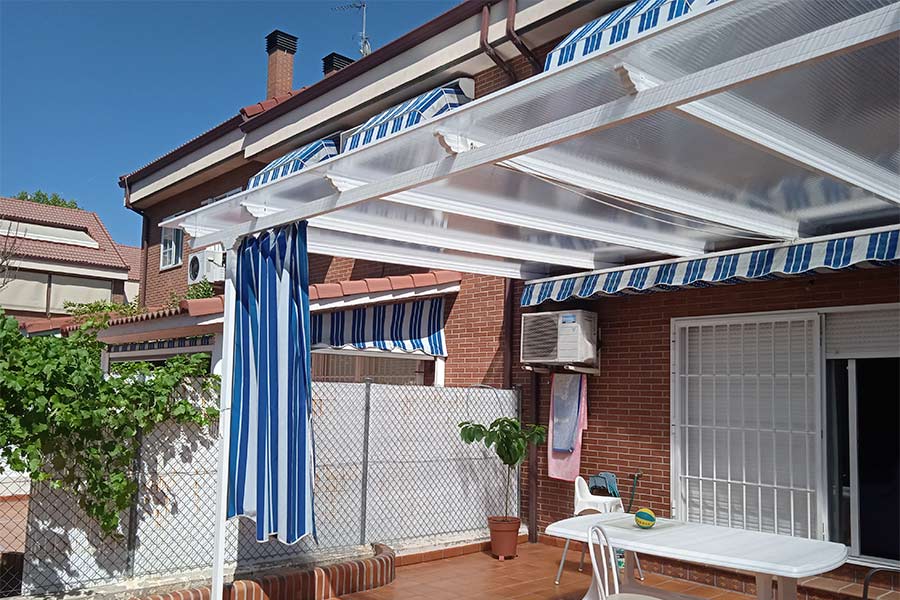 Imagen de una instalación de pérgola de policarbonato en Madrid